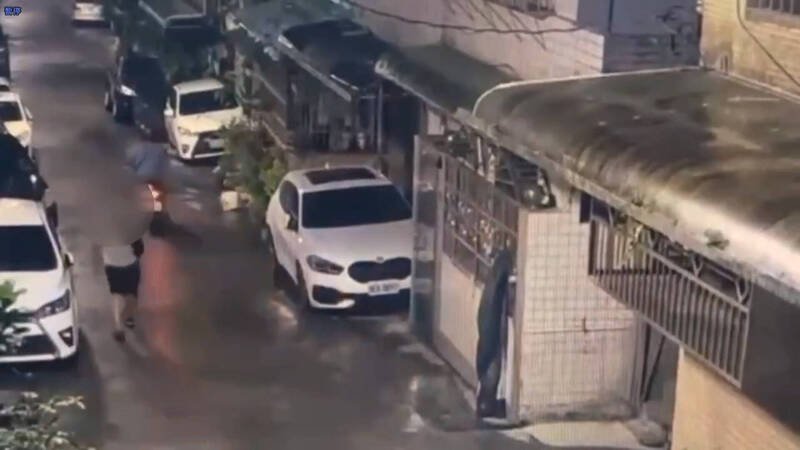 警方调阅监视器，锁定肇事者行踪。（记者吴升儒翻摄）