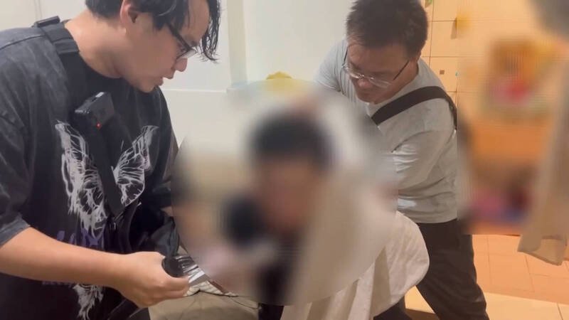 警方持搜索票逮捕肇事逃逸的宾姓男子。（记者吴升儒翻摄）