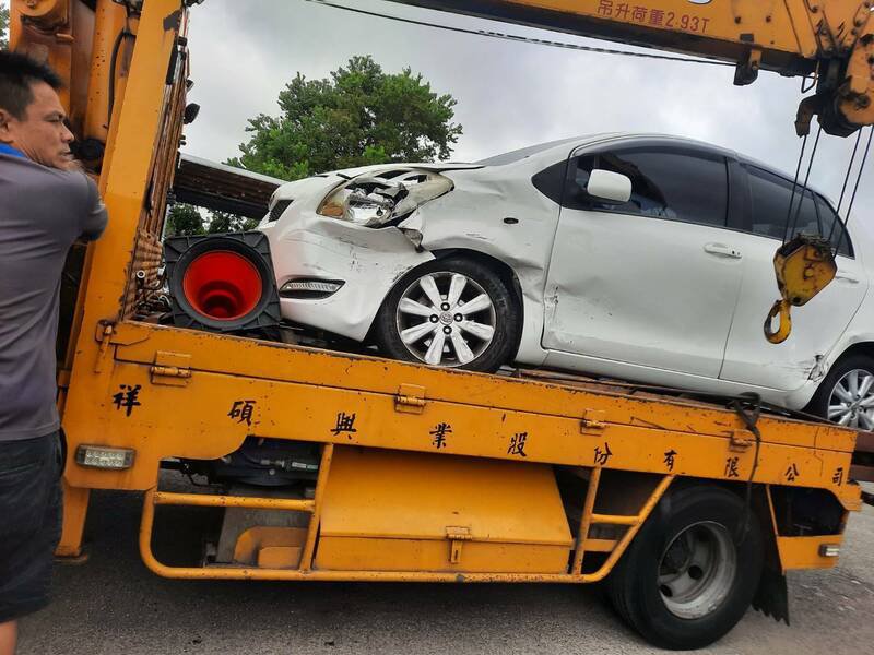 苑里新复隧道口两车碰撞，1车受损严重。（民众提供）