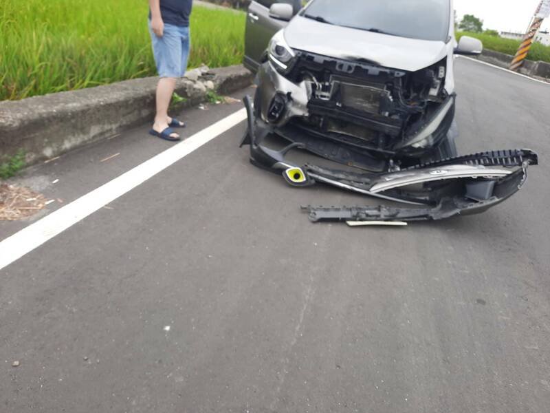 苑里新复隧道口两车碰撞，1车受损严重。（民众提供）