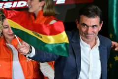 玻利维亚选出中右翼总统 终结20年社会主义统治