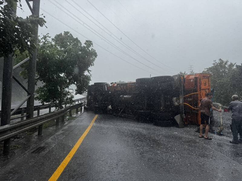 砂石车90度翻覆，横躺在快速道路内侧车道上。（记者吴升儒翻摄）