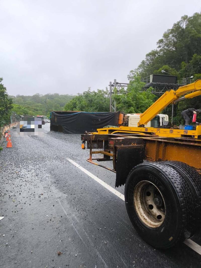 拖吊车人员赶往现场，进行事故排除。（记者吴升儒翻摄）