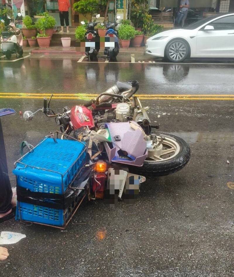 黄姓老翁骑车载蔡姓妻子外出，不慎与宾士休旅车撞上，黄翁送医不治。（记者王冠仁翻摄）