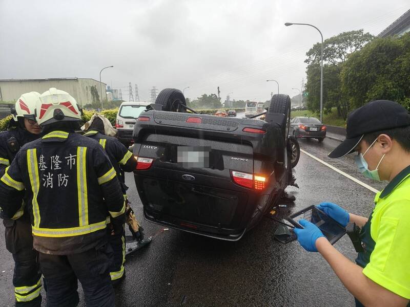 消防队员赶抵现场时，驾驶已经自行脱困。（记者吴升儒翻摄）