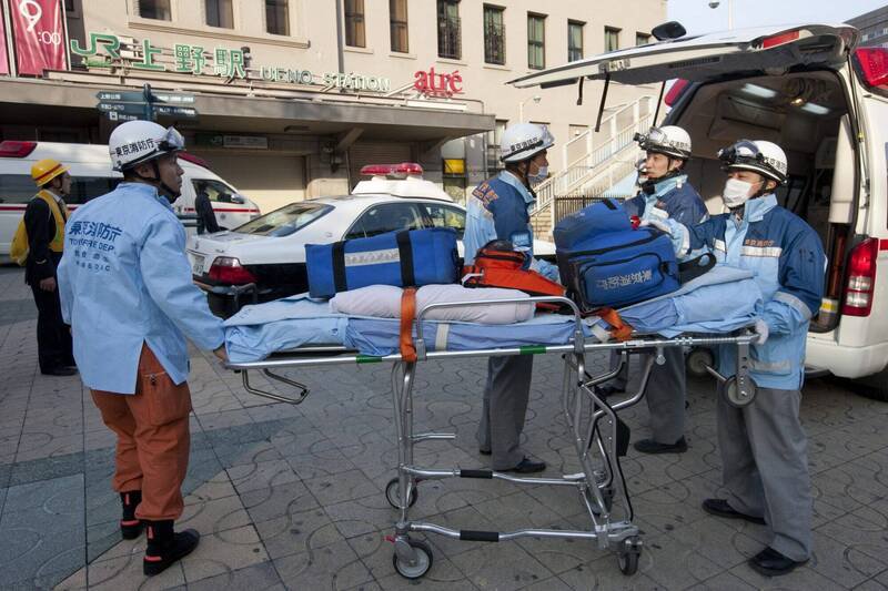 救护车抵达东京上野车站。示意图，与新闻事件无关。（欧新社）