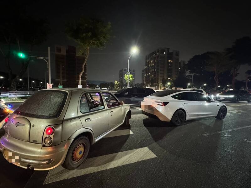 高雄男无照偷车蛇行撞上特斯拉被警方逮捕。（读者提供）