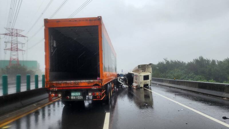 大货车疑自撞事故，车头断裂，林姓驾驶抛出车外坠落高架桥下，送医不治。（记者余瑞仁翻摄）