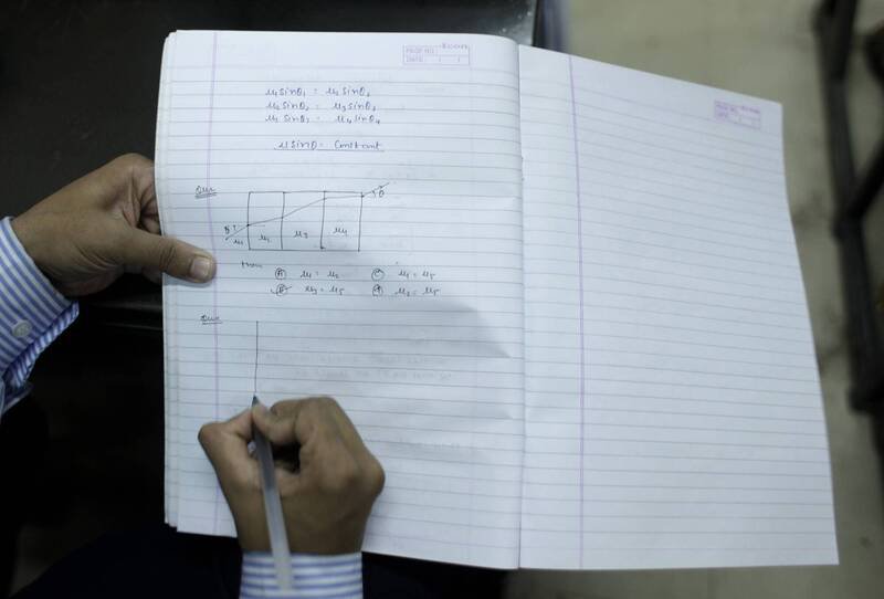 一名就读印度德里私立学校的少年，因为不想面对考试，故意寄给校方一封谎称「在校内安装炸弹」的恐吓信，吓得校方赶紧报案。示意图。（美联社资料照）
