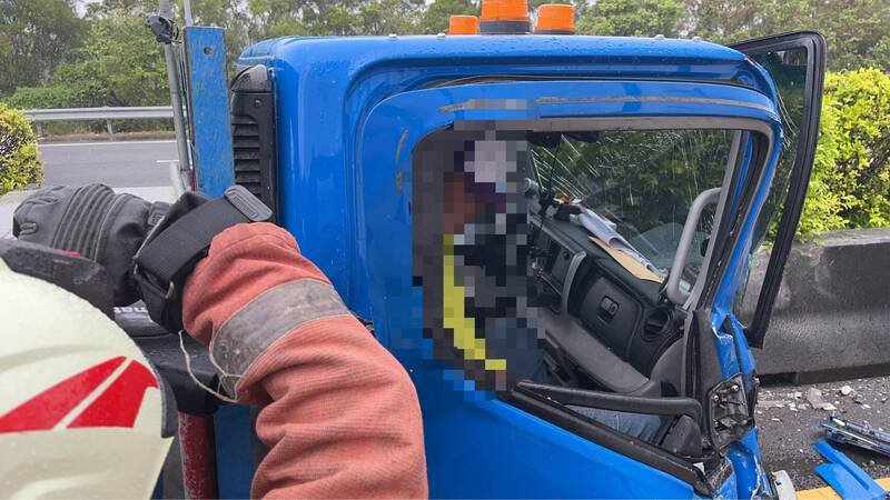 国道3号竹市路段车祸，大小货车相撞一度回堵。（图由消防局提供）