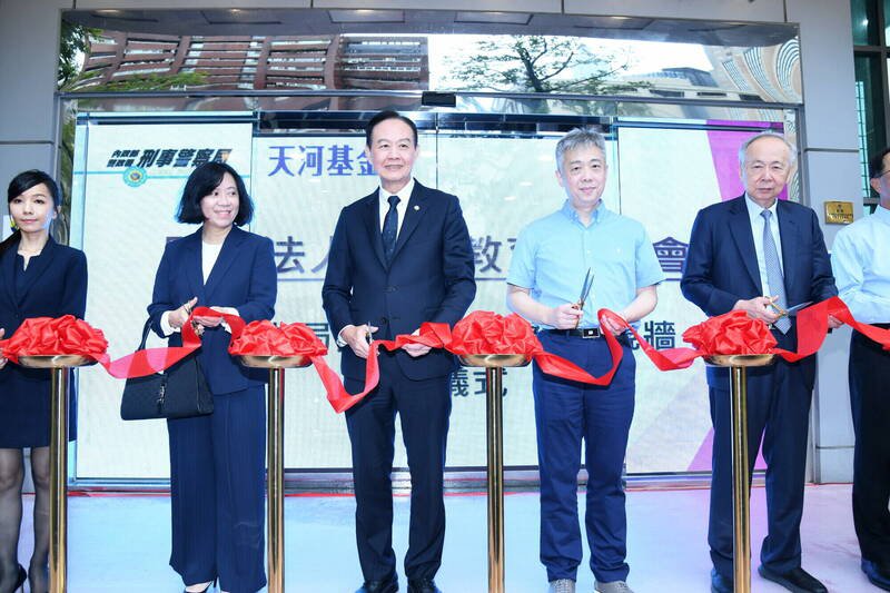 刑事局获天河教育基金会捐赠透明LED电视墙。（图由刑事局提供）