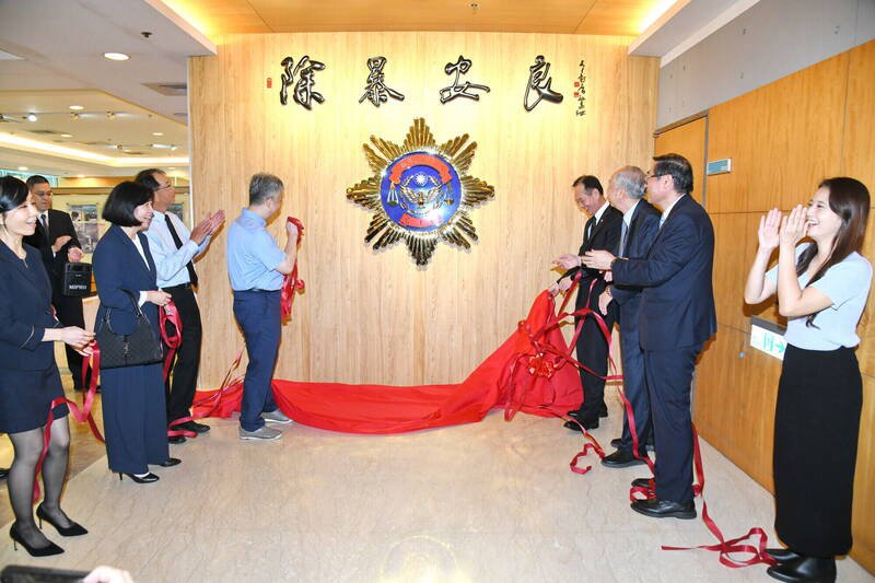 知名书画大师李毂摩赠予墨宝「除暴安良」给刑事局。（图由刑事局提供）