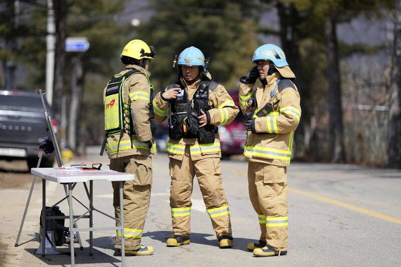 南韩京畿道乌山市公寓火灾酿9伤，起火原因竟是住户拿打火机灭虫。南韩消防员示意图。（美联社）