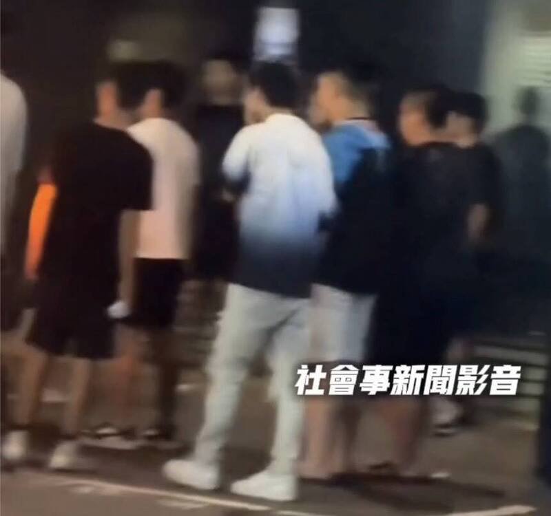 旁边挤满一票民众围观。（撷自「社会事新闻影音」）