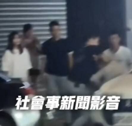 两名男子当街互殴。（撷自「社会事新闻影音」）