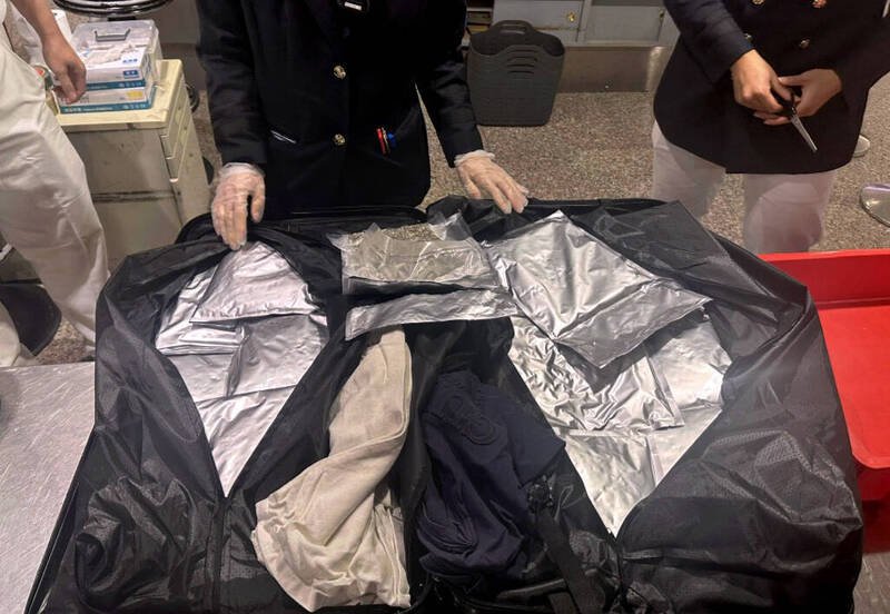 林女今年七月间自泰国曼谷入境桃园国际机场，被查获12公斤第二级毒品大麻，市值初估逾新台币2千万元。（航警局提供）