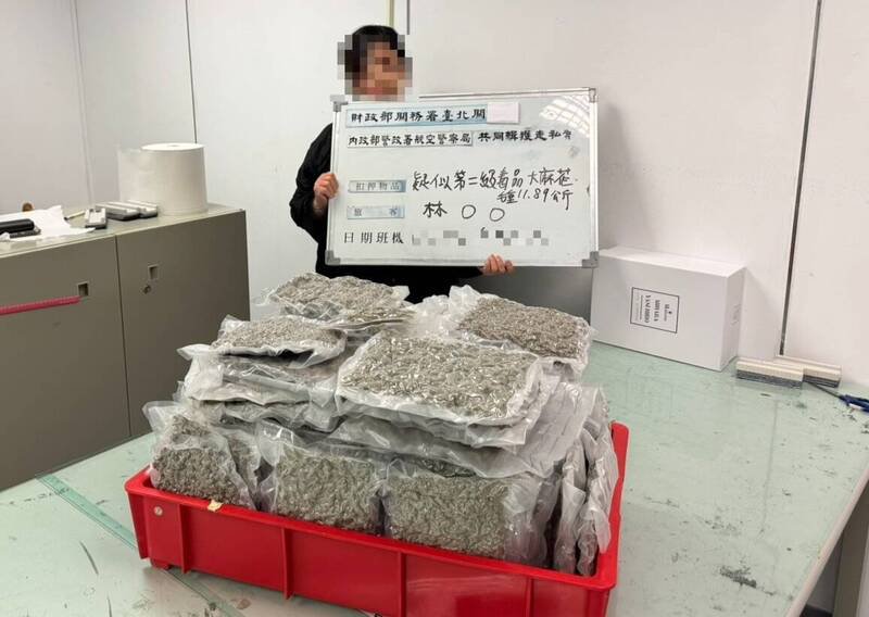 林女今年七月间自泰国曼谷入境桃园国际机场，被查获12公斤第二级毒品大麻，市值初估逾新台币2千万元。（航警局提供）