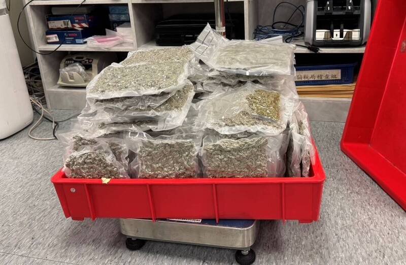 林女今年七月间自泰国曼谷入境桃园国际机场，被查获12公斤第二级毒品大麻，市值初估逾新台币2千万元。（航警局提供）