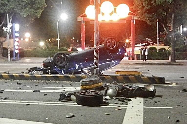 汤女喝酒后开玛莎拉蒂，在土地公庙前自撞分隔岛翻车。（读者提供）