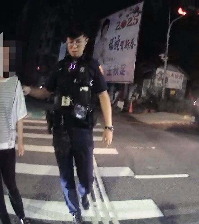 斗南警分局2警员，贴心开警车车灯，并当起导护，陪同夜盲症妇人回家。（图由斗南警分局提供）