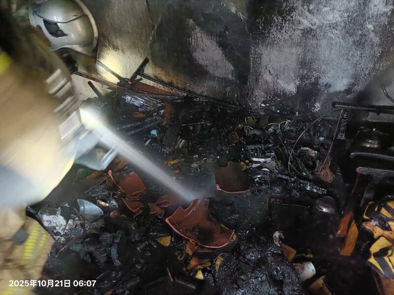 二十一日清晨近六点许，台南市南区湾里地区一栋透天民宅三楼失火，神明厅被烧得一片焦黑。（民众提供）