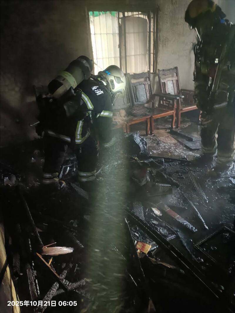 二十一日清晨近六点许，台南市南区湾里地区一栋透天民宅三楼失火，神明厅被烧得一片焦黑。（民众提供）