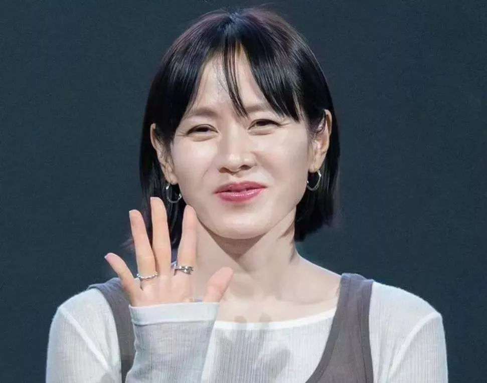 孙艺珍最新生图撞脸老公玄彬,43岁显出老态