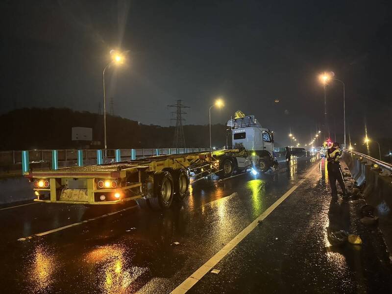 拖吊车赶抵将货柜车拖离现场，排除事故。（记者吴升儒翻摄）