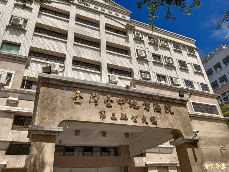 台中一名人夫外遇，妻子心痛离婚还提告，但人夫否认辩称只是一般朋友，不过小三曾写IG向人妻道歉，加上两人床战照成铁证，法官判赔30万元。（记者陈建志摄）