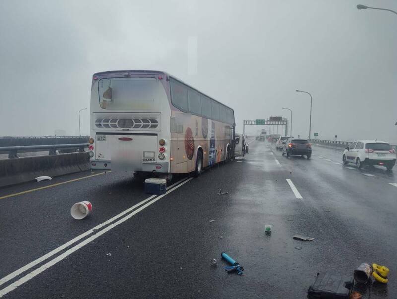 国1北向51.2公里机场系统路段，20日上午10点多发生3车事故，23岁李姓男子驾驶自小客货车，疑似未保持安全距离，撞上前车后又与左侧高乘载车道的国光客运发生擦撞。（记者郑淑婷翻摄）