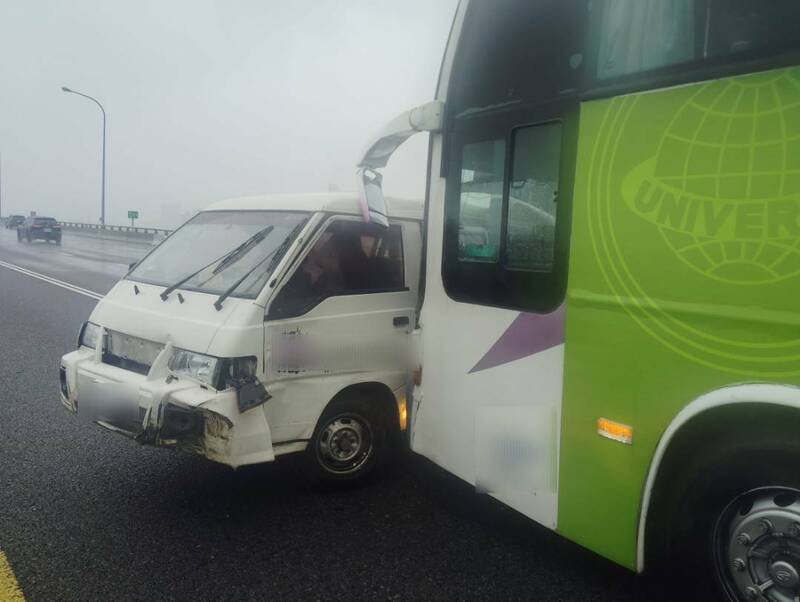 国1北向51.2公里机场系统路段，20日上午10点多发生3车事故，23岁李姓男子驾驶自小客货车，疑似未保持安全距离，撞上前车后又与左侧高乘载车道的国光客运发生擦撞。（记者郑淑婷翻摄）