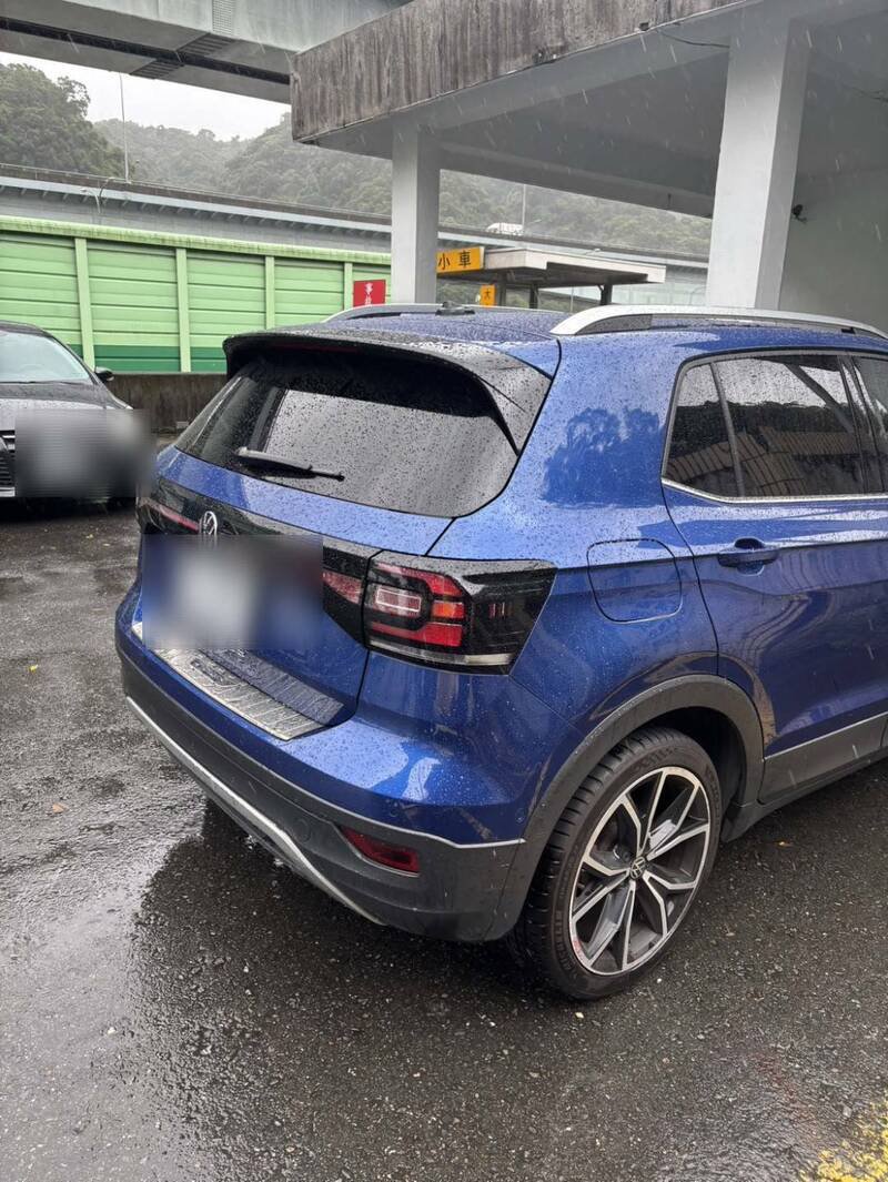 国1北向51.2公里机场系统路段，20日上午10点多发生3车事故，23岁李姓男子驾驶自小客货车，疑似未保持安全距离，撞上前车后又与左侧高乘载车道的国光客运发生擦撞。（记者郑淑婷翻摄）