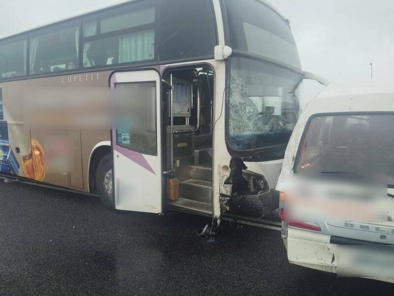 国1北向51.2公里机场系统路段，20日上午10点多发生3车事故，23岁李姓男子驾驶自小客货车，疑似未保持安全距离，撞上前车后又与左侧高乘载车道的国光客运发生擦撞。（记者郑淑婷翻摄）