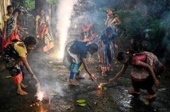 印度欢庆排灯节 清奈遇暴雨大淹水
