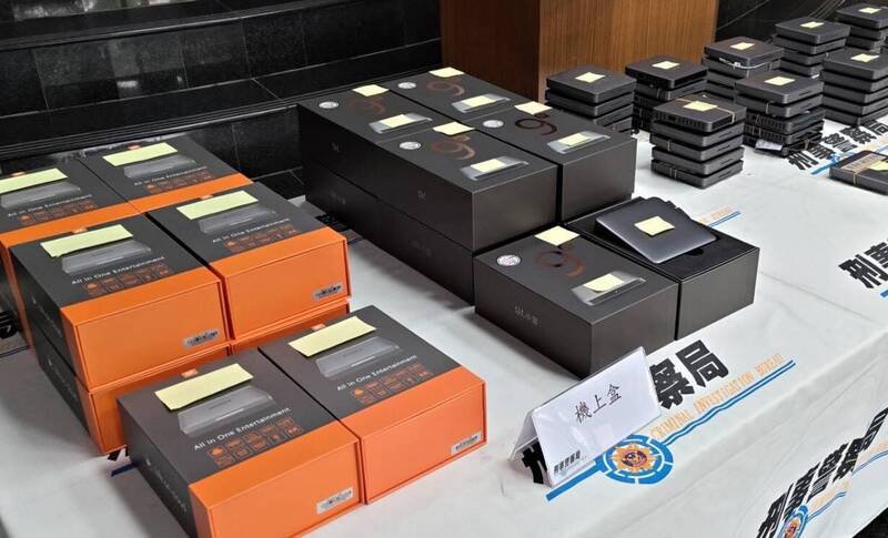 警方查扣的机上盒。（警方提供）