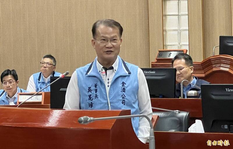 法官出身的金酒公司董事长吴昆璋说，不一定买酒就一定会喝酒，喝酒就一定会酒驾，事涉限制人民权益，更应审慎。（记者吴正庭摄）