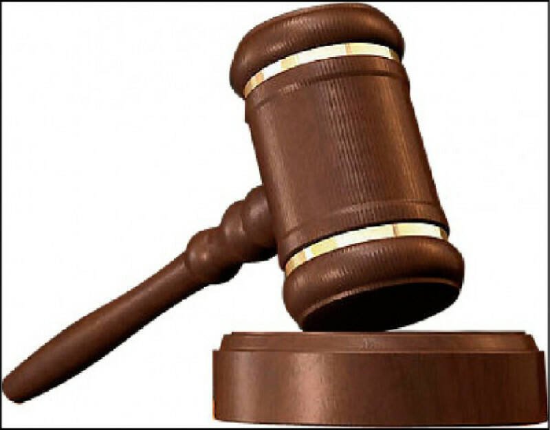 GOOGLE评论区诬指炸鸡店员吸毒地板有蟑螂尸，新竹女加重诽谤判刑。（情境照）