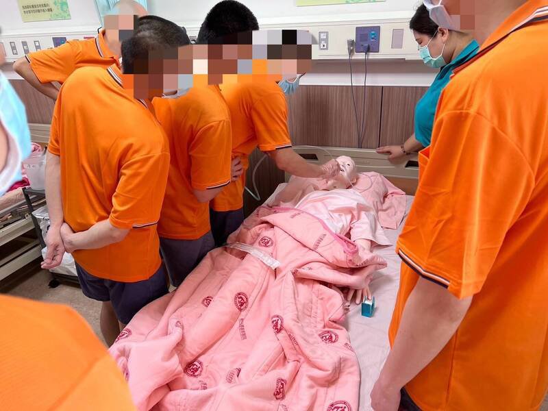 云二监16名收容人透过云基医院、崇仁护校专业师资培训，已成功考取照服员技能检定证照。（图由云二监提供）