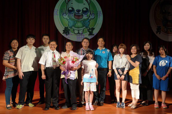 高龄81岁的罗赐福从宜兰高商进修学校毕业了。（宜兰高商提供）