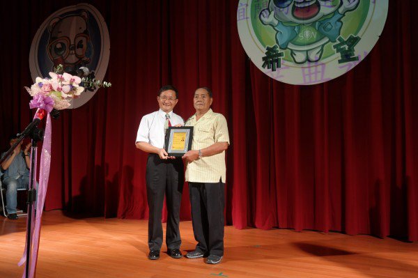 高龄81岁的罗赐福从宜兰高商进修学校毕业了。（宜兰高商提供）