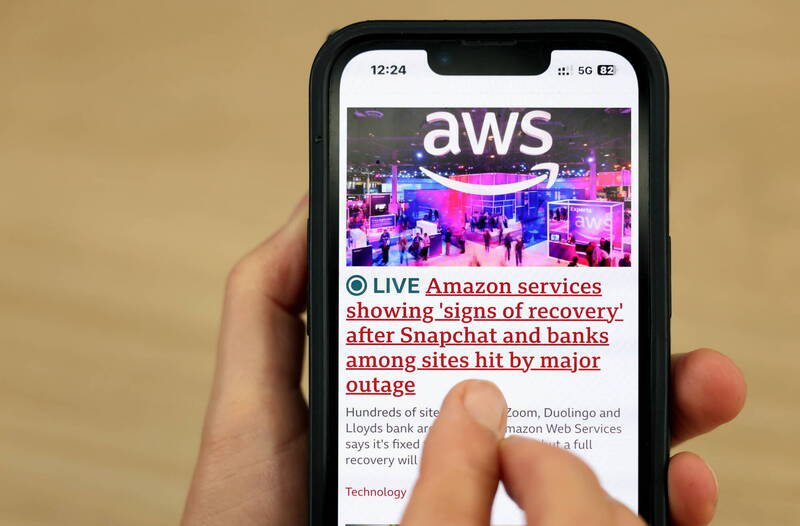 提供云端运算服务的「亚马逊网路服务公司」（Amazon Web Services，AWS）于台湾时间昨下午发生系统大当机，官方虽一度宣布恢复服务，但后续又再次出现当机，让用户持续抱怨无法正常使用相关服务。（欧新社）