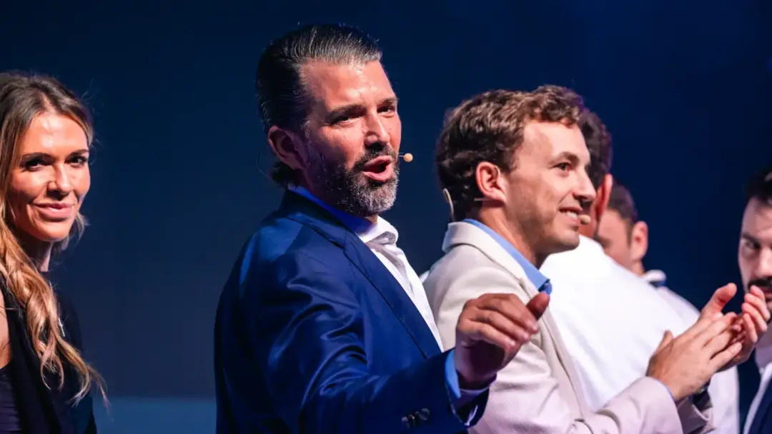 10月1日，小唐纳德和扎克·维特科夫在新加坡举行的一场虚拟货币峰会上