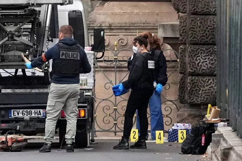 卢浮宫窃案震惊全球！小偷假冒“黄背心工人”画面曝