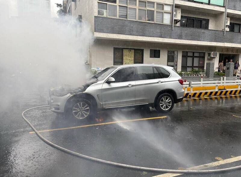 苏男轿车车头被烧得面目全非。（记者王冠仁翻摄）