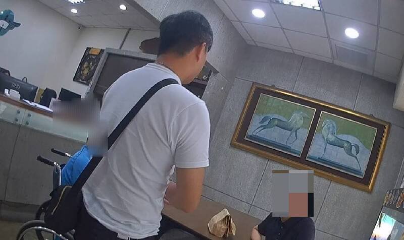 警方一拥而上逮人。（警方提供）