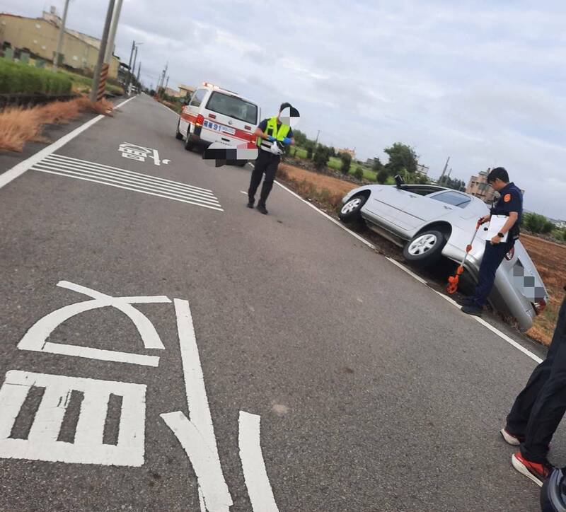 轿车驾驶途中失控，撞向排水沟整辆「卡」住。（民众提供）