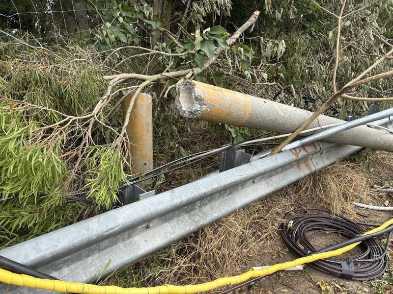 国3高架桥电杆折断、电线外露。（民众提供）