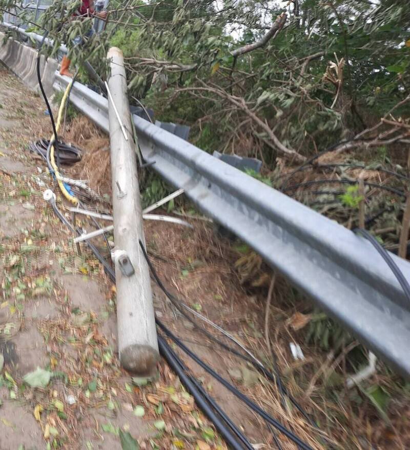 国3高架桥电杆折断、电线外露。（民众提供）
