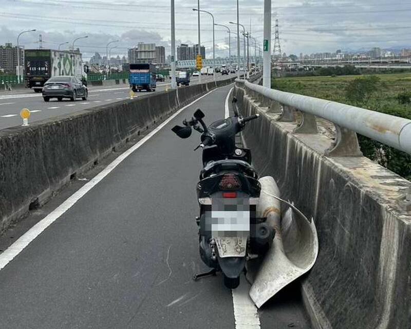 彰化昨天刮强风，1名机车骑士遭帆布击落。（图由警方提供）