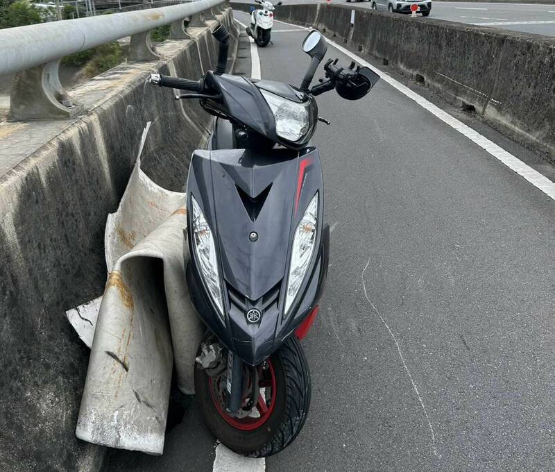 男子骑机车惨遭大帆布击落。（图由警方提供）